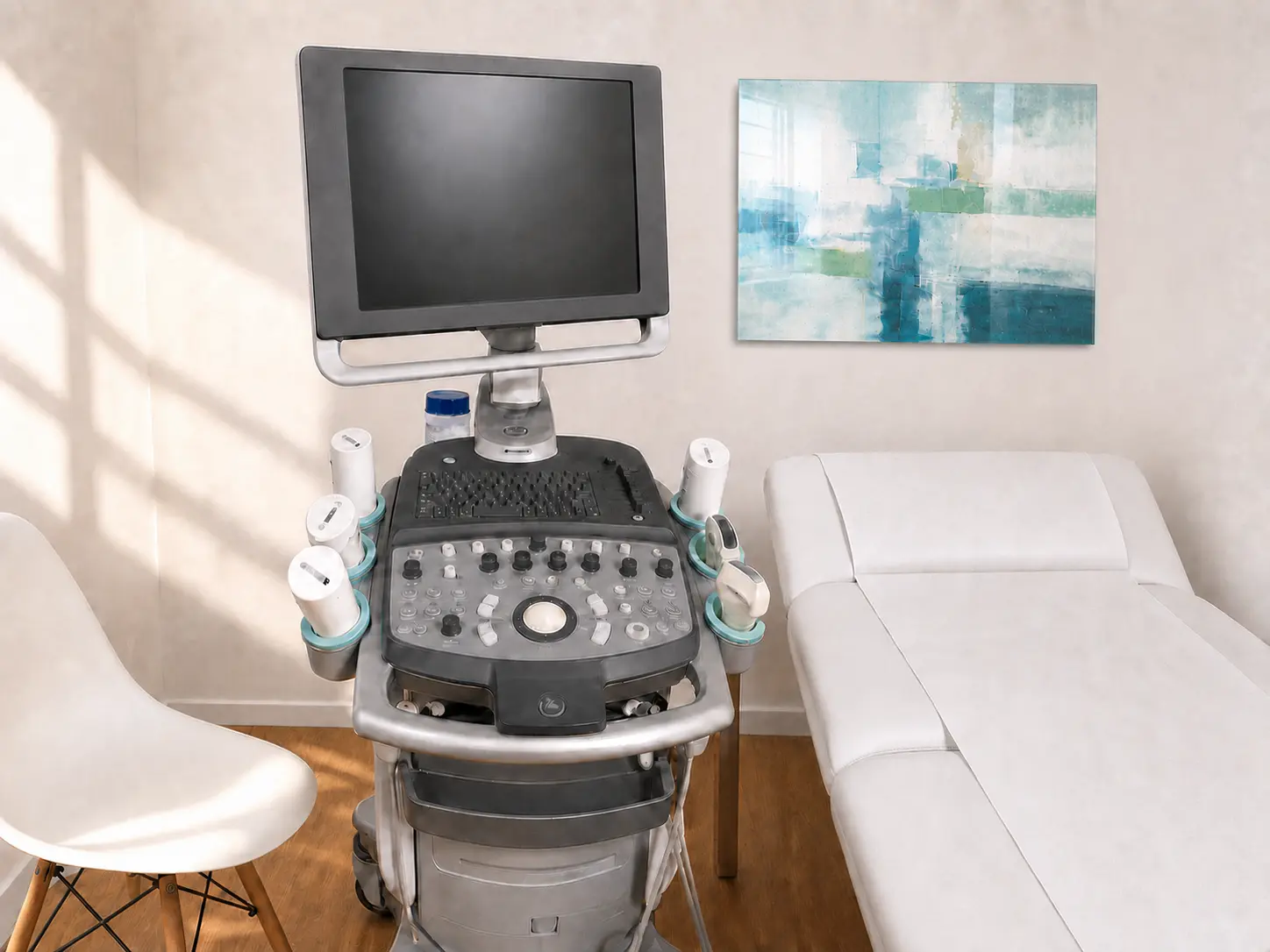 Sonografieraum mit modernem Ultraschallgerät